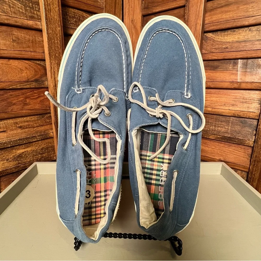 Sperry Men's Blue Canvas Boat Shoes. Perfect for summer. Casual and comfortable.